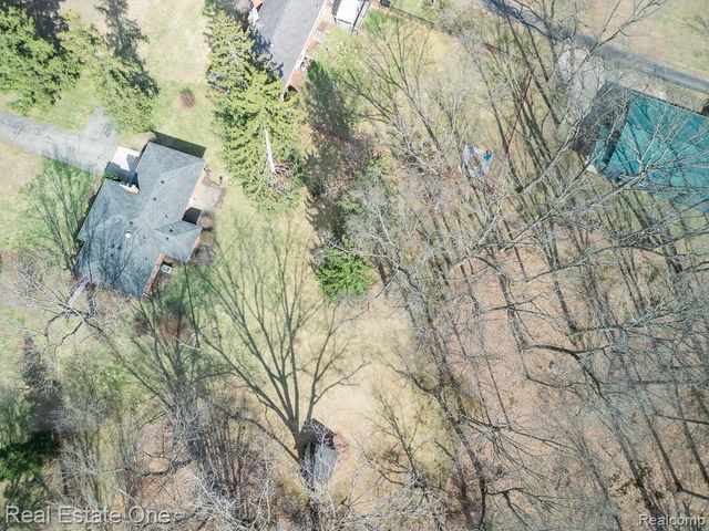 515 Whims Lane, Oakland Charter Township, MI 48306