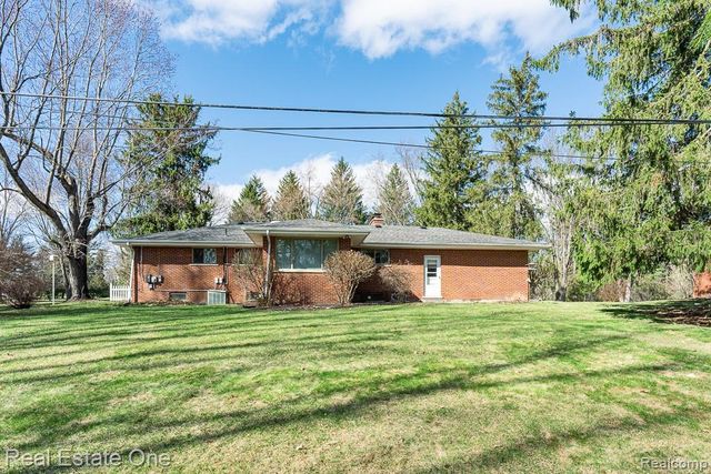 515 Whims Lane, Oakland Charter Township, MI 48306