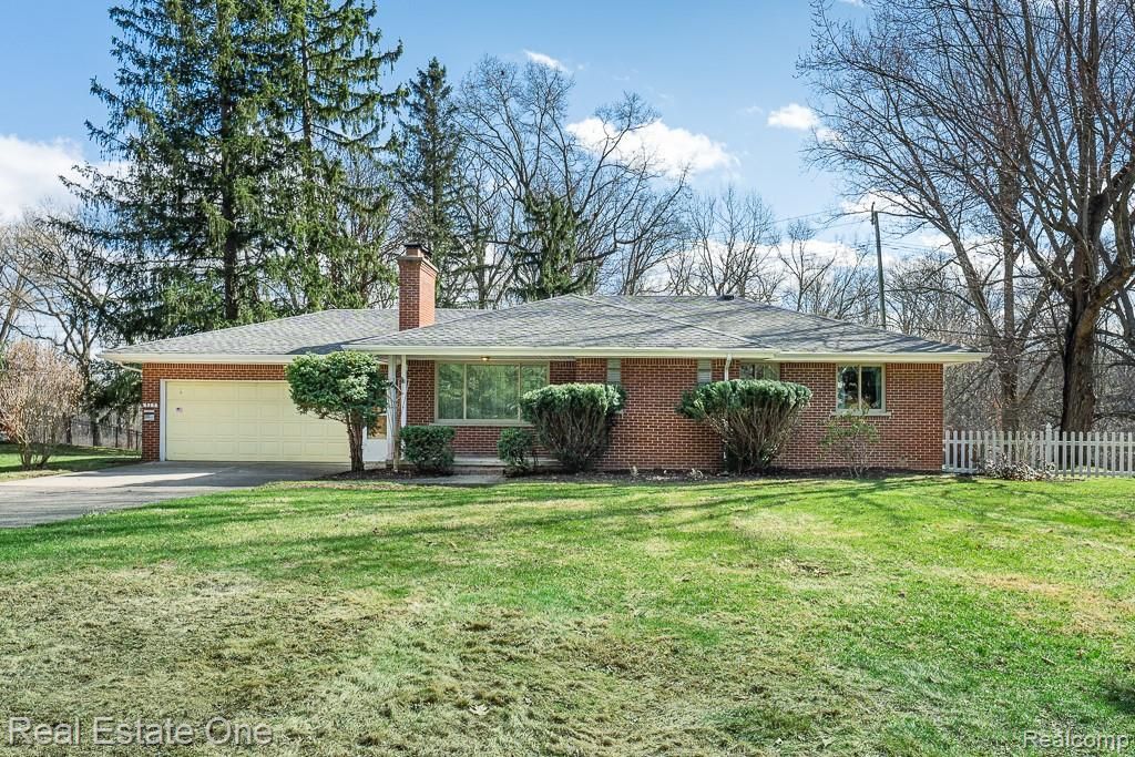 515 Whims Lane, Oakland Charter Township, MI 48306