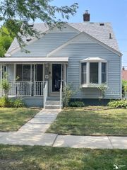 42 Cleveland Street, Trenton, MI 48183