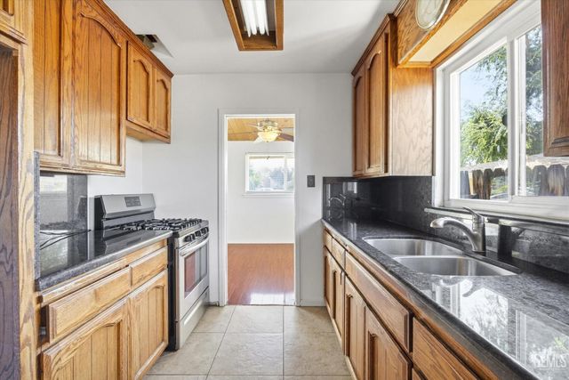 2712 Hollins Street, Bakersfield, CA 93305