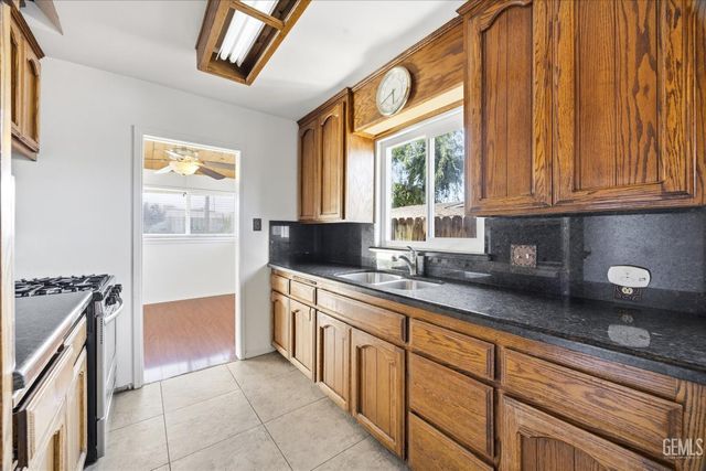 2712 Hollins Street, Bakersfield, CA 93305