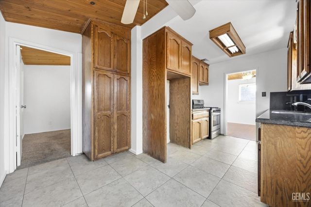 2712 Hollins Street, Bakersfield, CA 93305
