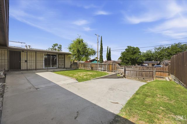 2712 Hollins Street, Bakersfield, CA 93305