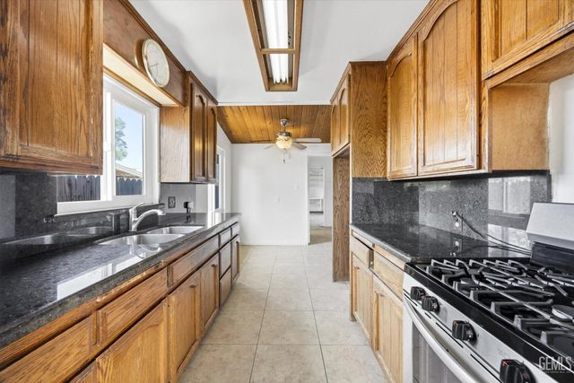 2712 Hollins Street, Bakersfield, CA 93305