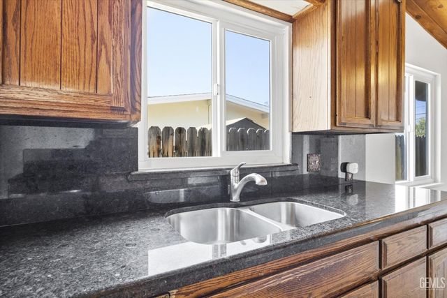 2712 Hollins Street, Bakersfield, CA 93305