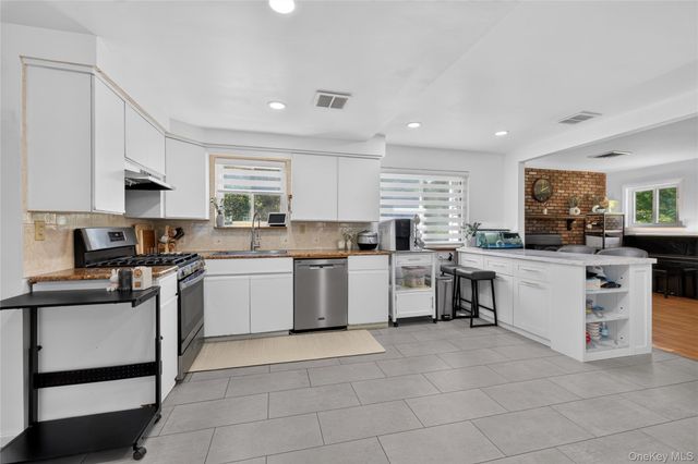 1171 Carlls Straight Path, Dix Hills, NY 11746