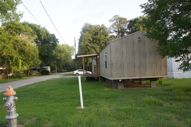 601 Clear Lake Road A, Highlands, TX 77562