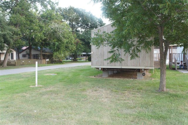 601 Clear Lake Road A, Highlands, TX 77562