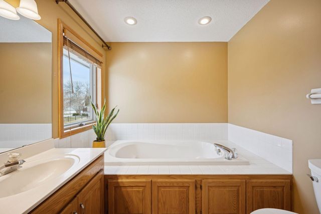 17532 82nd Avenue N, Maple Grove, MN 55311