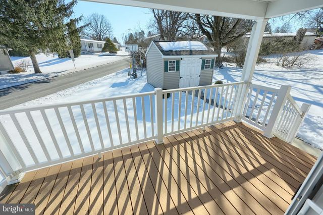 301 BLUE JAY DR, Red Lion, PA 17356