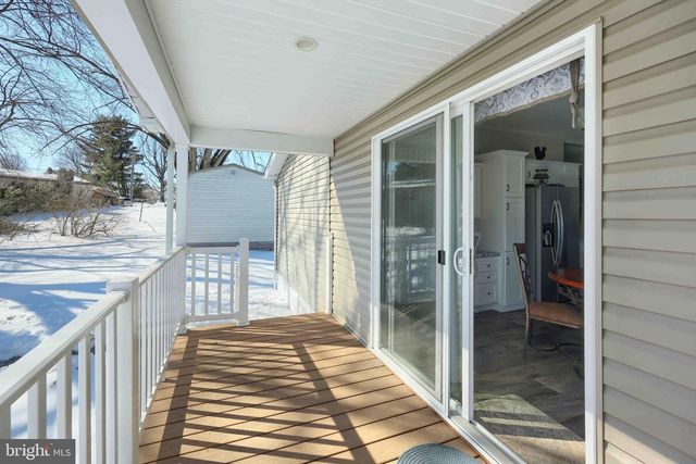 301 BLUE JAY DR, Red Lion, PA 17356