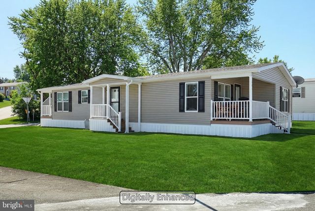 301 BLUE JAY DR, Red Lion, PA 17356