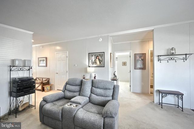 301 BLUE JAY DR, Red Lion, PA 17356