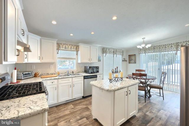 301 BLUE JAY DR, Red Lion, PA 17356