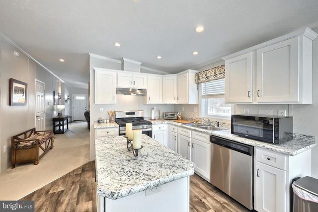 301 BLUE JAY DR, Red Lion, PA 17356