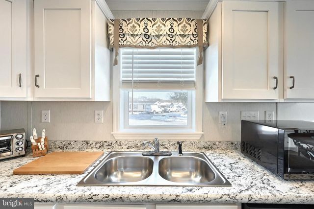 301 BLUE JAY DR, Red Lion, PA 17356