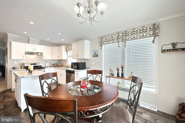 301 BLUE JAY DR, Red Lion, PA 17356