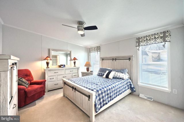 301 BLUE JAY DR, Red Lion, PA 17356