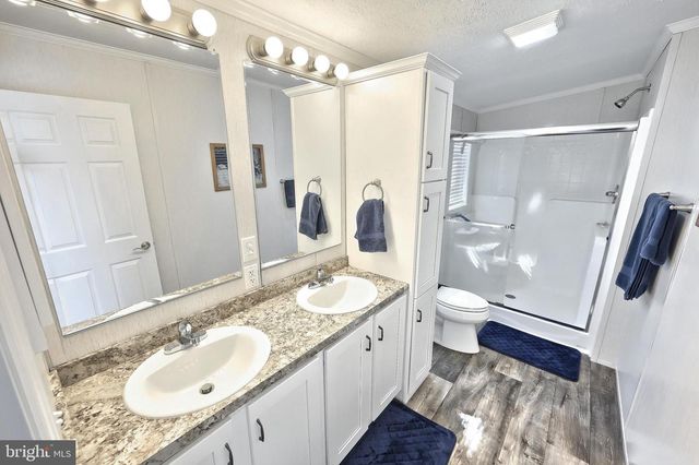 301 BLUE JAY DR, Red Lion, PA 17356