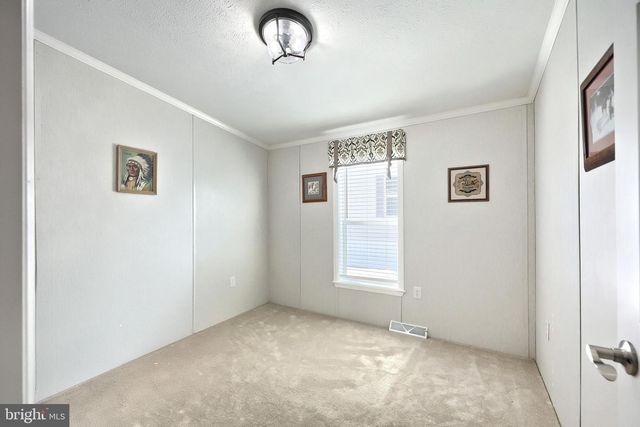 301 BLUE JAY DR, Red Lion, PA 17356