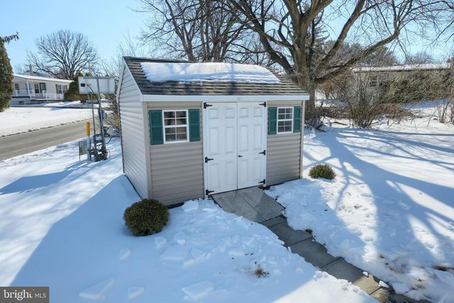 301 BLUE JAY DR, Red Lion, PA 17356