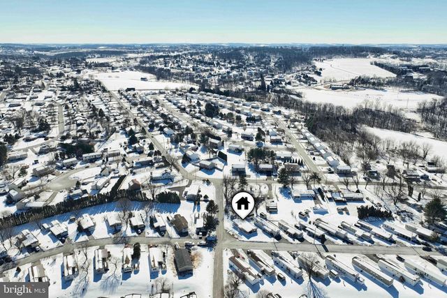 301 BLUE JAY DR, Red Lion, PA 17356