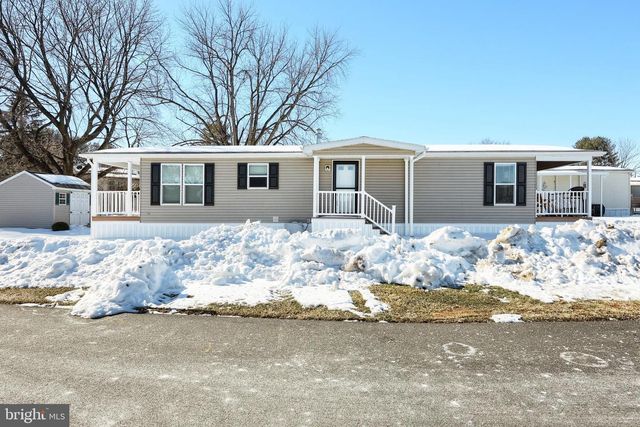 301 BLUE JAY DR, Red Lion, PA 17356