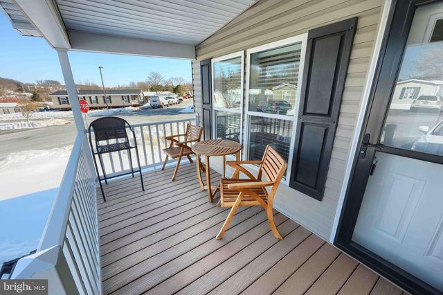 301 BLUE JAY DR, Red Lion, PA 17356