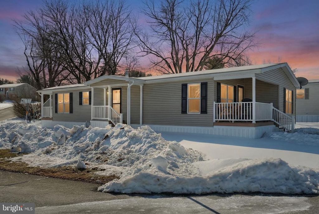 301 BLUE JAY DR, Red Lion, PA 17356