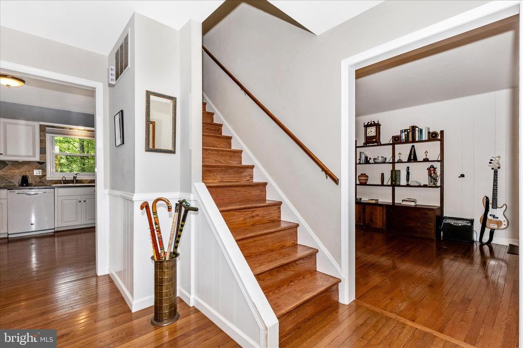 Image 10 of property listing at 7946 HELMART DR, Laurel, MD 20723