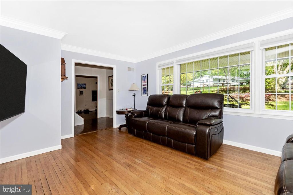 Image 12 of property listing at 7946 HELMART DR, Laurel, MD 20723