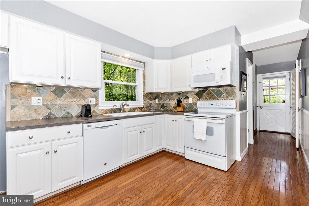 Image 13 of property listing at 7946 HELMART DR, Laurel, MD 20723