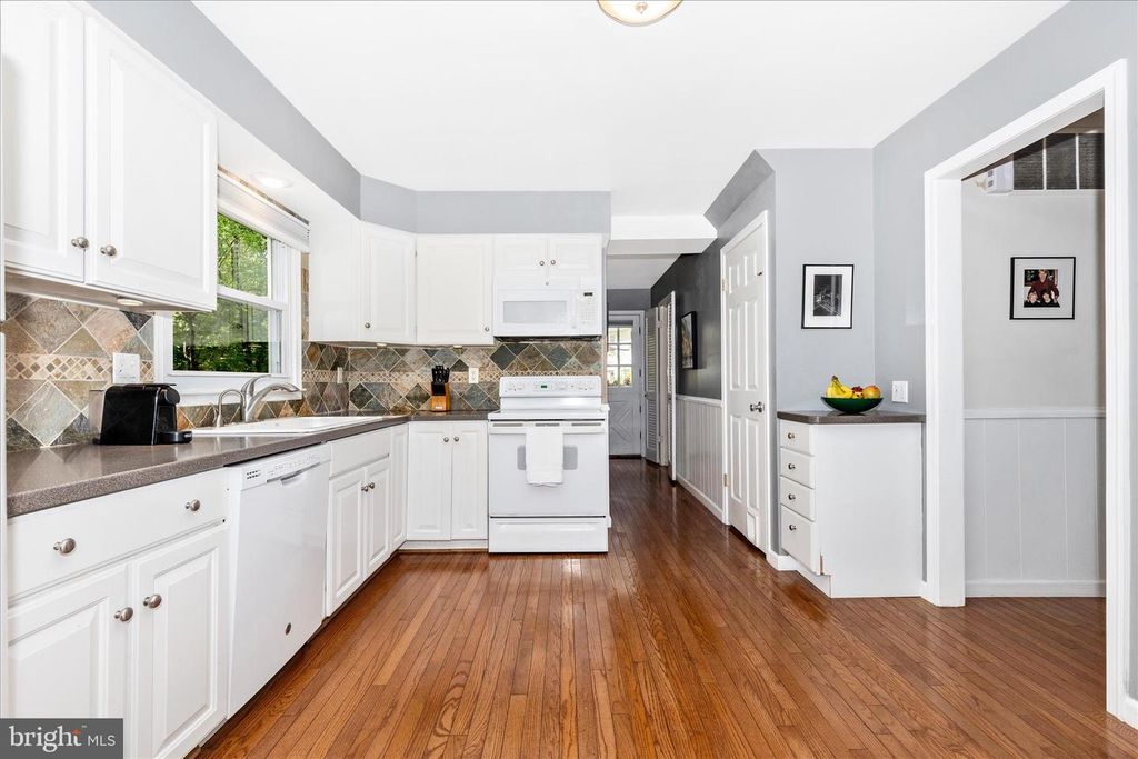 Image 14 of property listing at 7946 HELMART DR, Laurel, MD 20723