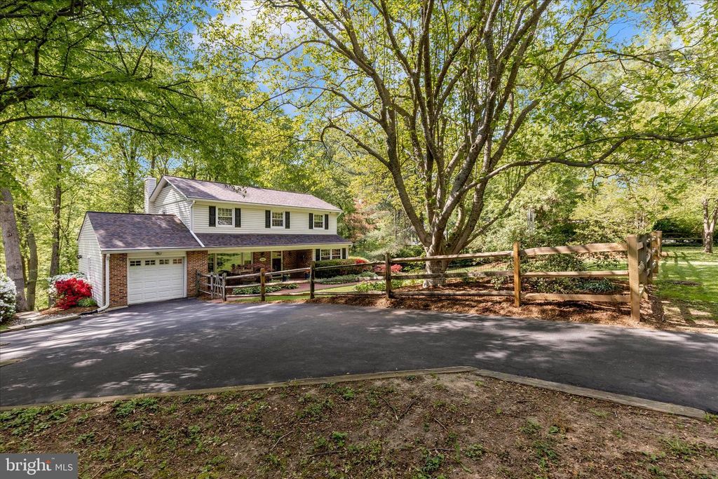 Image 2 of property listing at 7946 HELMART DR, Laurel, MD 20723