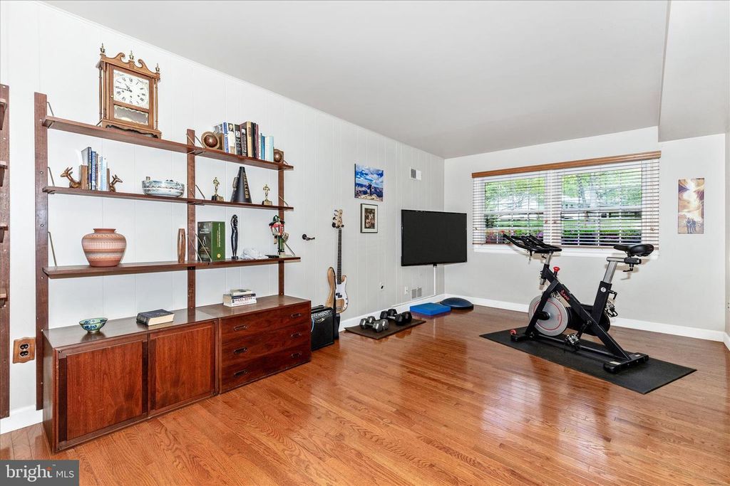 Image 20 of property listing at 7946 HELMART DR, Laurel, MD 20723