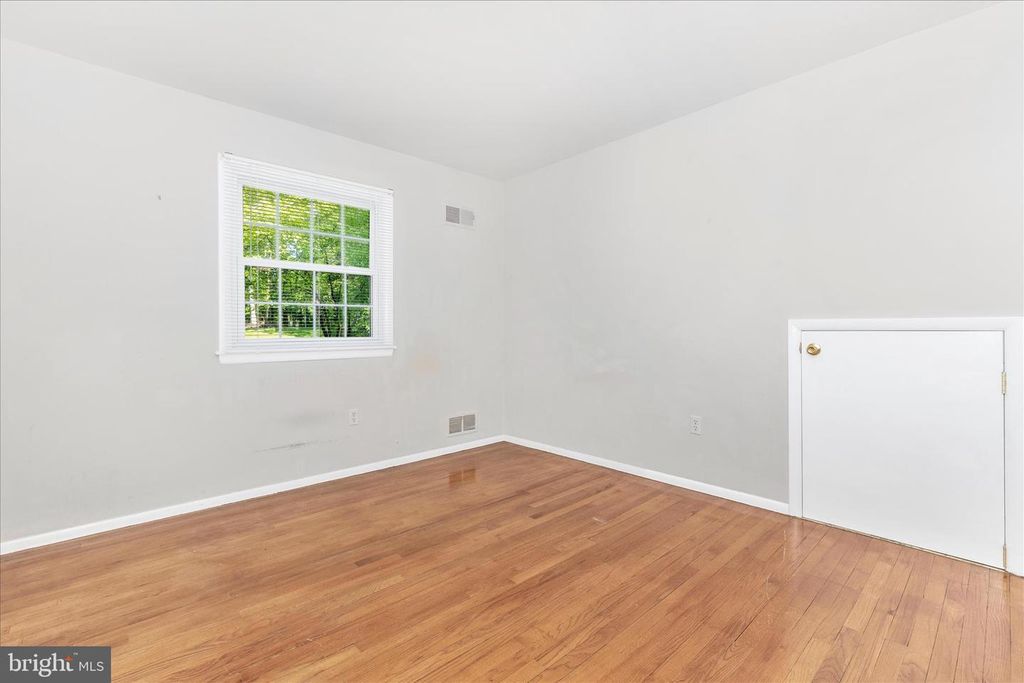 Image 33 of property listing at 7946 HELMART DR, Laurel, MD 20723