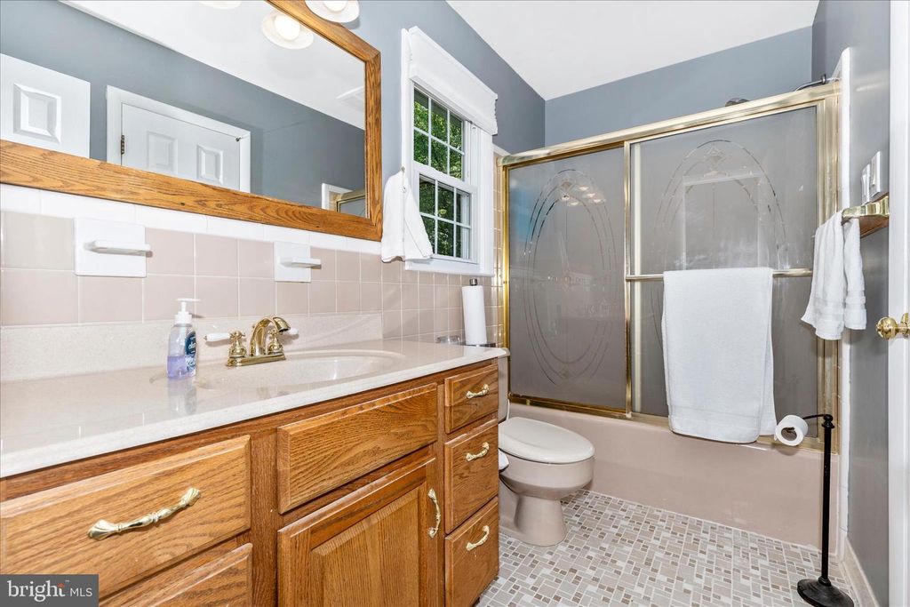 Image 34 of property listing at 7946 HELMART DR, Laurel, MD 20723