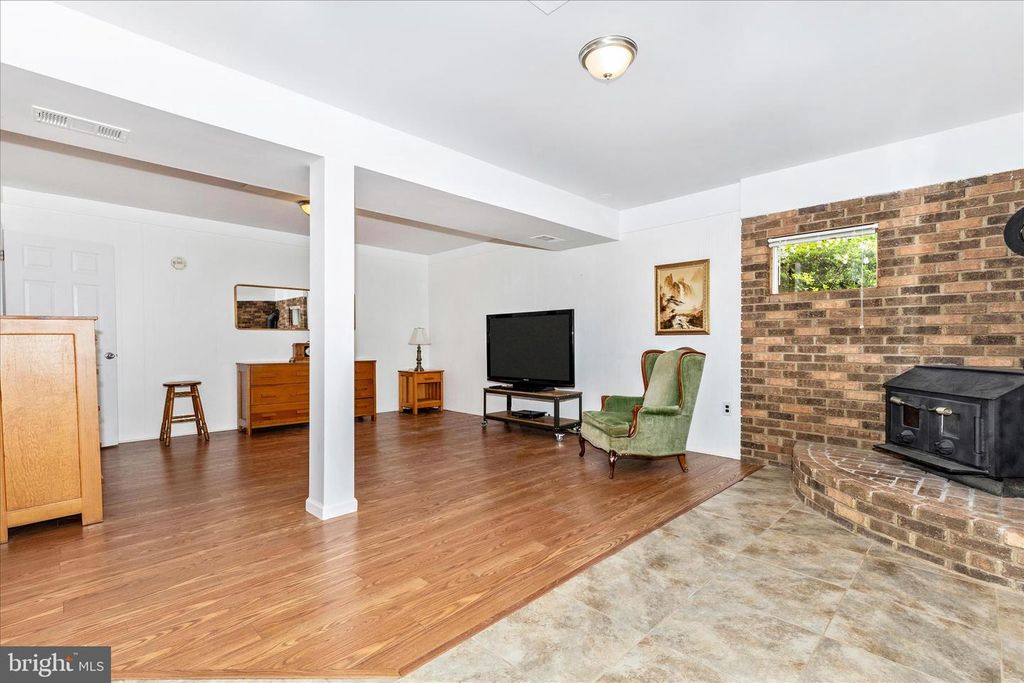 Image 37 of property listing at 7946 HELMART DR, Laurel, MD 20723