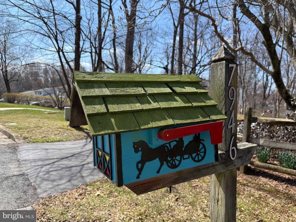 Image 6 of property listing at 7946 HELMART DR, Laurel, MD 20723