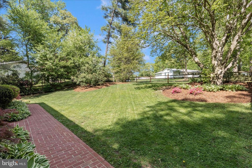 Image 7 of property listing at 7946 HELMART DR, Laurel, MD 20723