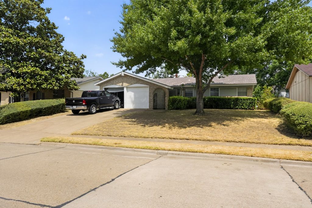 2125 Meadow Glen, Irving, TX 75060