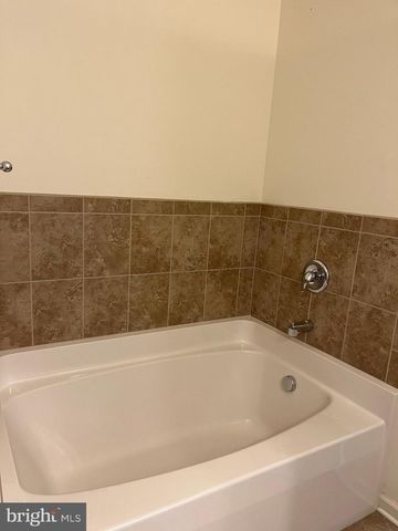 72 CHENNAULT TRL, Falling Waters, WV 25419