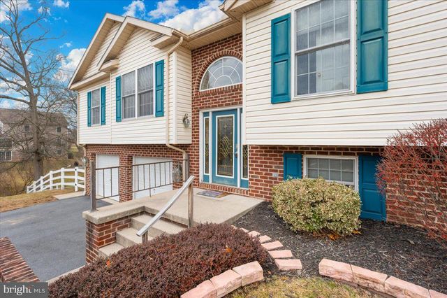 110 TOPAZ DR, Chambersburg, PA 17202
