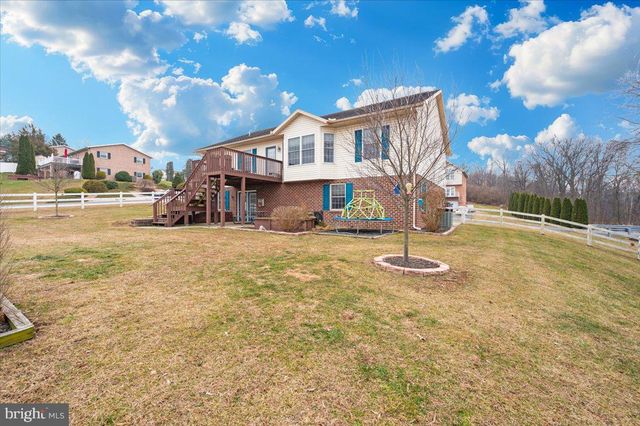 110 TOPAZ DR, Chambersburg, PA 17202