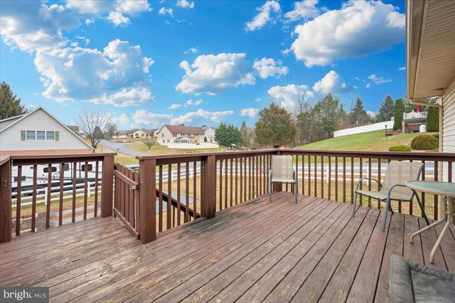 110 TOPAZ DR, Chambersburg, PA 17202