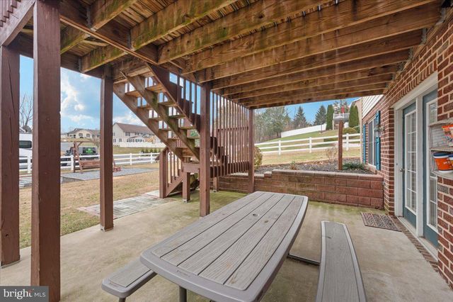 110 TOPAZ DR, Chambersburg, PA 17202