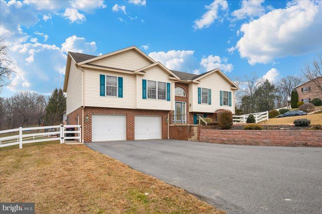 110 TOPAZ DR, Chambersburg, PA 17202