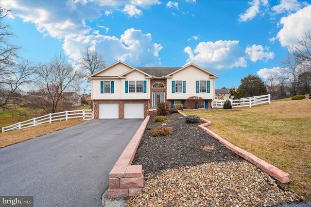 110 TOPAZ DR, Chambersburg, PA 17202