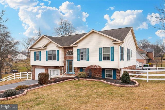 110 TOPAZ DR, Chambersburg, PA 17202